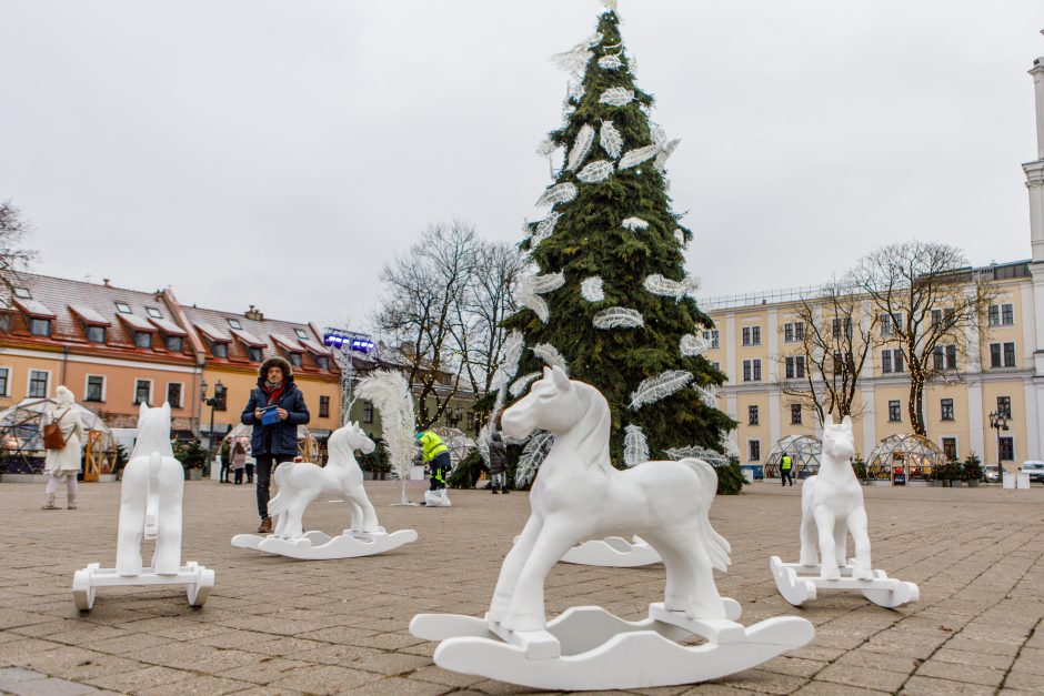 Kauno eglė įžiebta, bet darbai – nebaigti