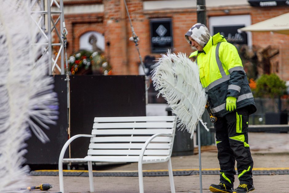 Kauno eglė įžiebta, bet darbai – nebaigti