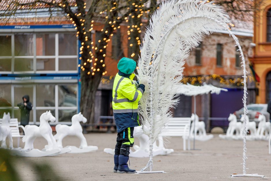 Kauno eglė įžiebta, bet darbai – nebaigti