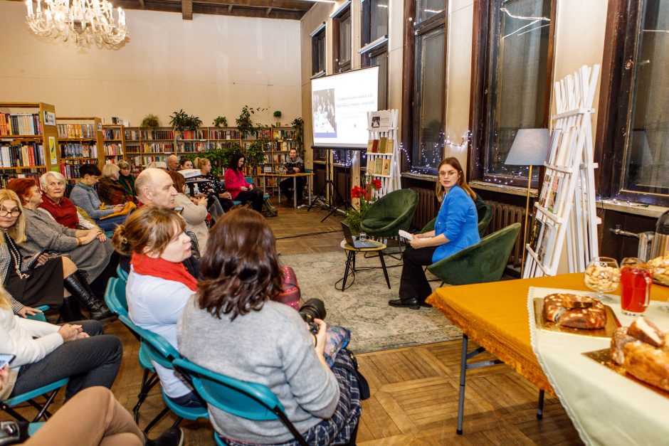 Bibliotekoje – tarpukario švenčių stalas