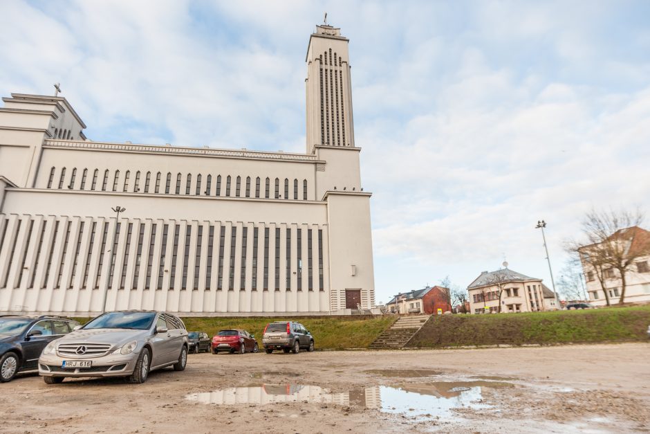 Pasipiktino aikštele prie bažnyčios: vaizdas čia – apgailėtinas