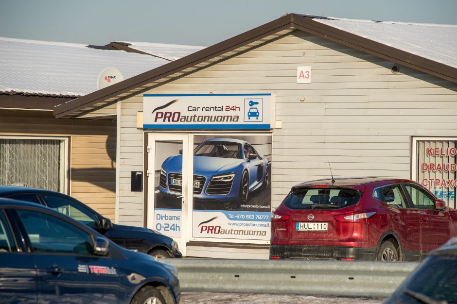 Automobilio nuoma pavirto akmeniu po kaklu