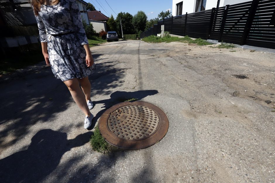 Į neviltį varo šlaitu bėganti kanalizacija: tyrą orą pakeitė fekalijų dvokas