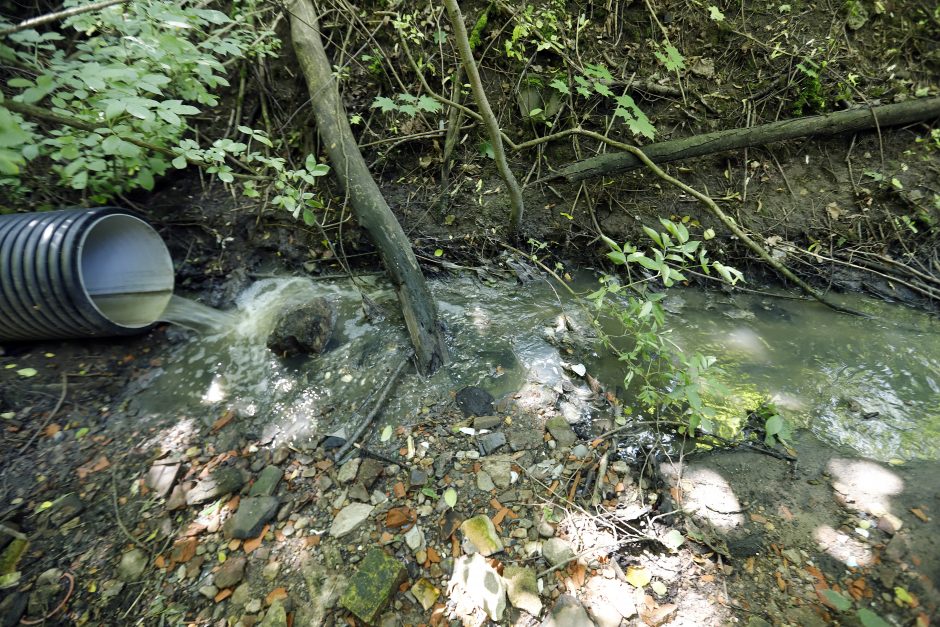 Į neviltį varo šlaitu bėganti kanalizacija: tyrą orą pakeitė fekalijų dvokas