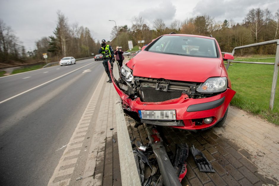 Prie Kauno hidroelektrinės ant atitvaro pavojingai pakibo moters vairuojamas „Volkswagen“ 