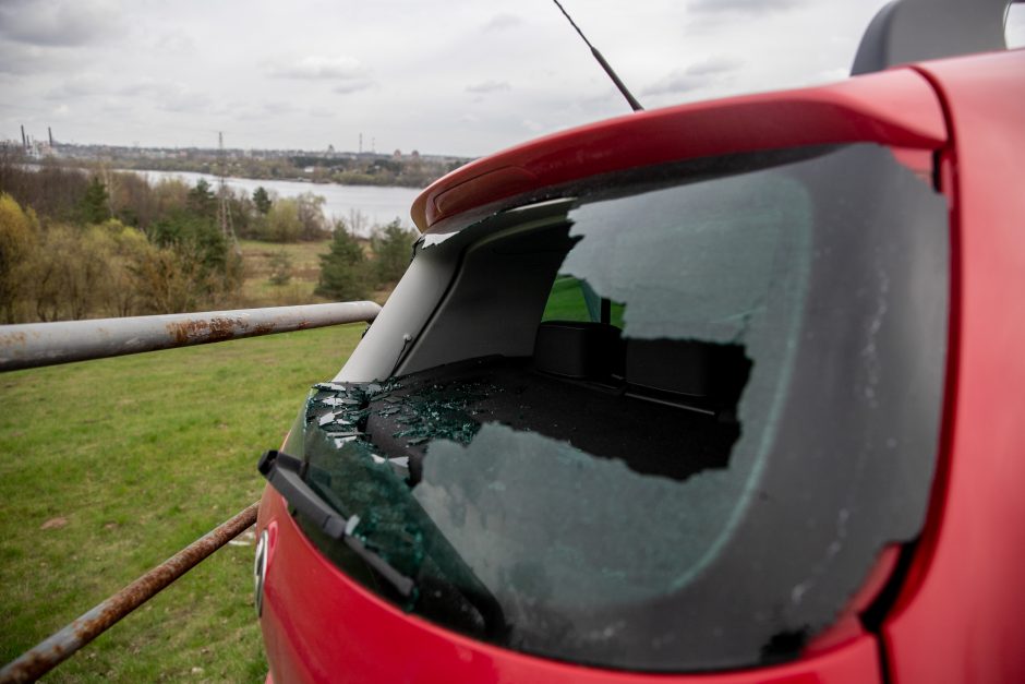 Prie Kauno hidroelektrinės ant atitvaro pavojingai pakibo moters vairuojamas „Volkswagen“ 