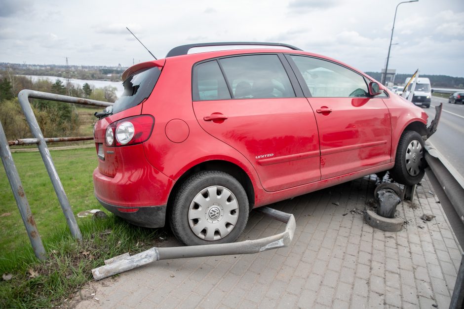 Prie Kauno hidroelektrinės ant atitvaro pavojingai pakibo moters vairuojamas „Volkswagen“ 