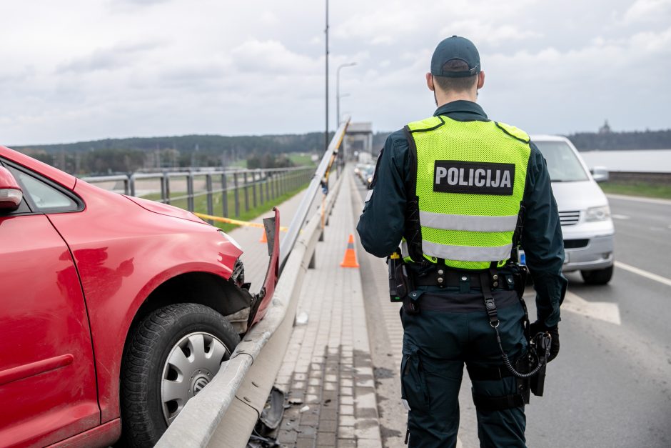 Prie Kauno hidroelektrinės ant atitvaro pavojingai pakibo moters vairuojamas „Volkswagen“ 