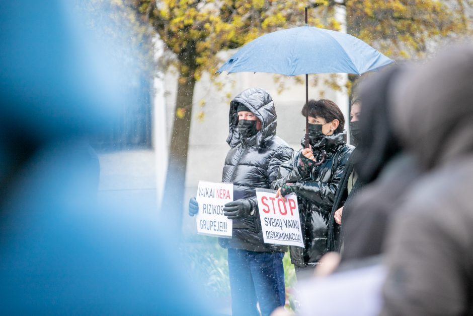 Tėvai protestuoja prieš vaikų testavimą: „Mokykla – ne laboratorija“