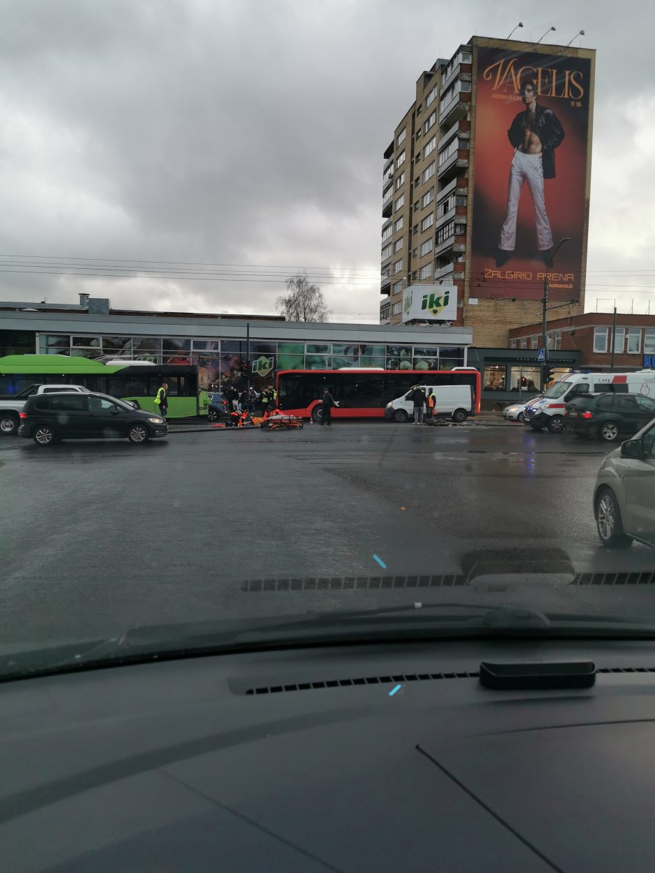 Nelaimė Savanorių prospekte: tikrasis kelininkų sužalojimo kaltininkas iš įvykio vietos pabėgo?