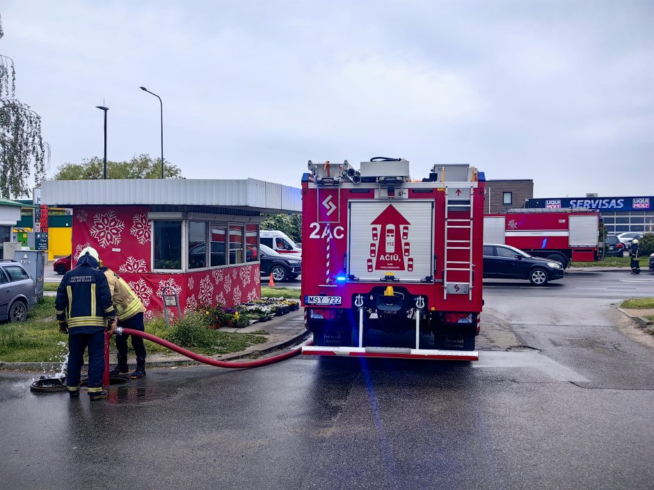 Šilainiuose užsidegė autoservisas