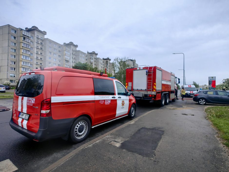 Šilainiuose degė autoservisas: nukentėjo stogas, ant kurio buvo įrengta saulės baterija