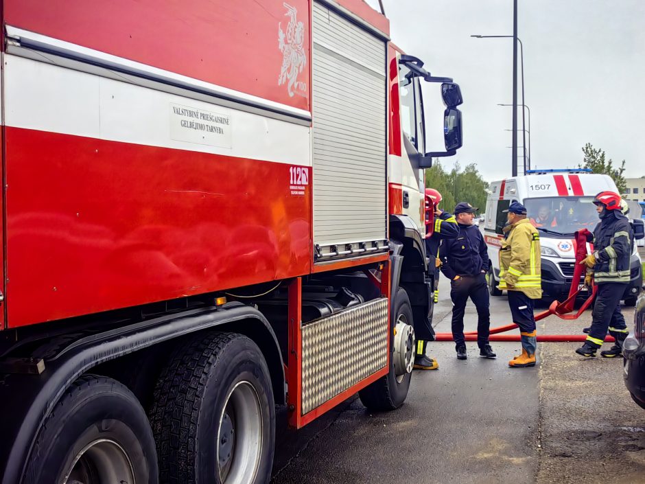 Šilainiuose užsidegė autoservisas