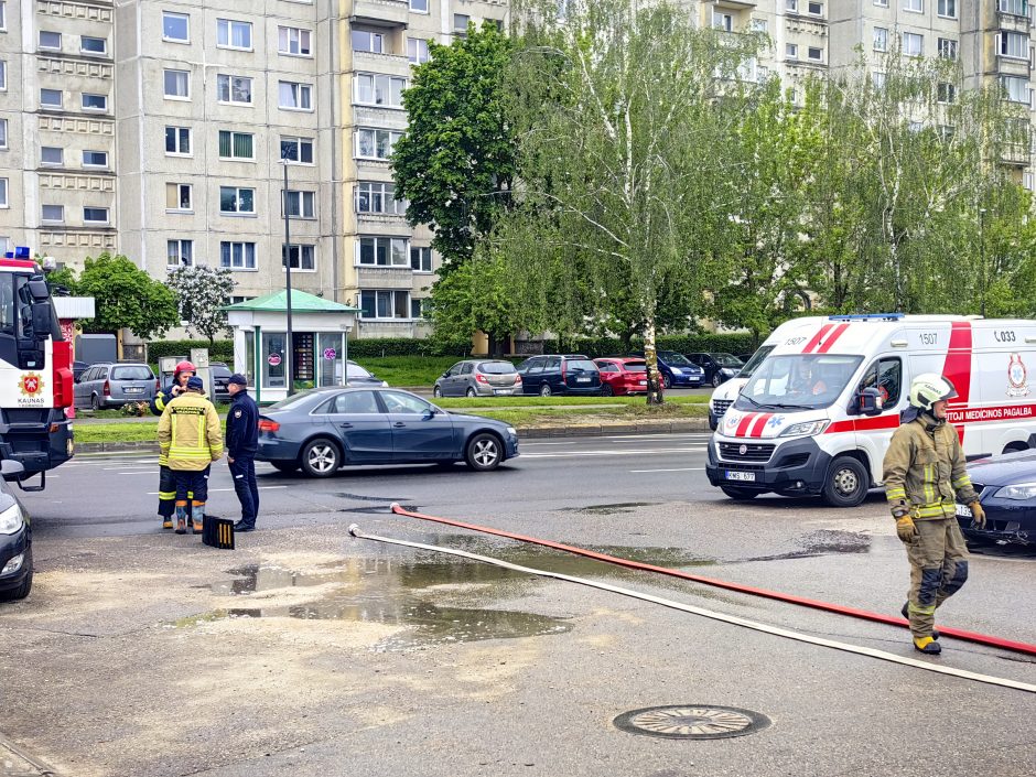 Šilainiuose užsidegė autoservisas