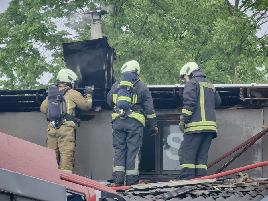 Šilainiuose degė autoservisas: nukentėjo stogas, ant kurio buvo įrengta saulės baterija