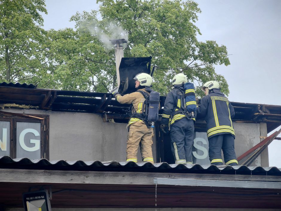 Šilainiuose degė autoservisas: nukentėjo stogas, ant kurio buvo įrengta saulės baterija