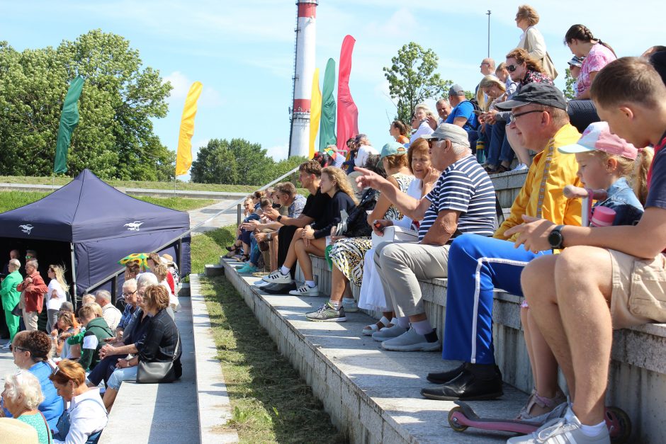 Jono kalnelyje iškilmingai iškelta Trispalvė