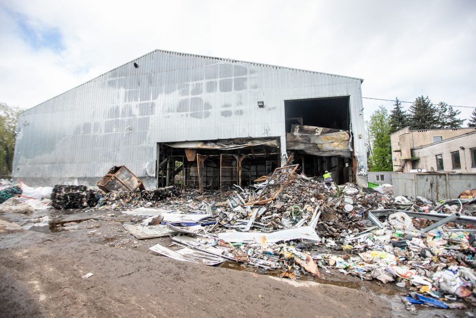 Gaisras šiukšlių karalystėje: keliasdešimt Kauno ugniagesių jį gesino pusketvirtos valandos