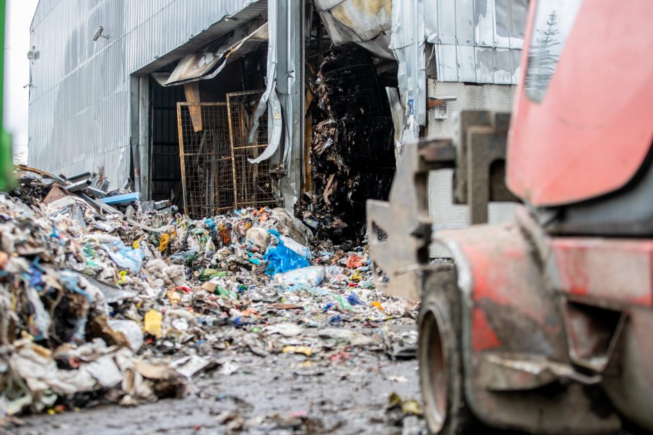 Gaisras šiukšlių karalystėje: keliasdešimt Kauno ugniagesių jį gesino pusketvirtos valandos