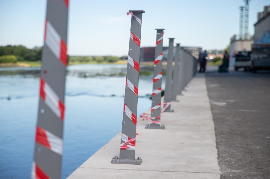 Tragiškų nelaimių paženklintoje Nemuno krantinėje pradėjo montuoti atitvarus