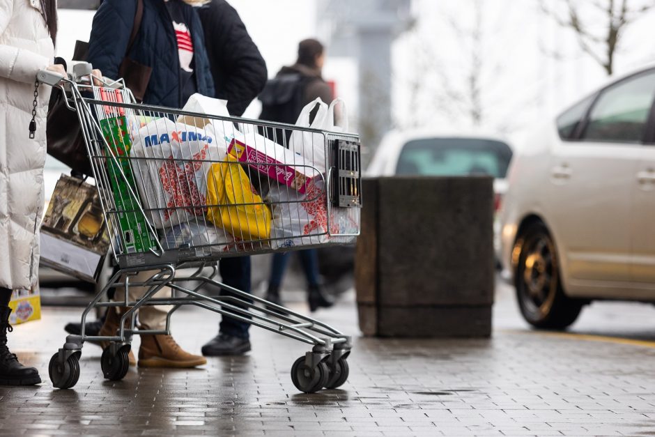 Sekmadieniais ir švenčių dienomis siūloma uždaryti didžiuosius prekybos tinklus