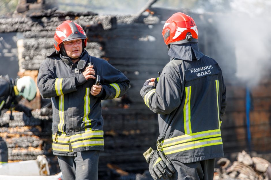 Girininkuose atvira liepsna degė namas