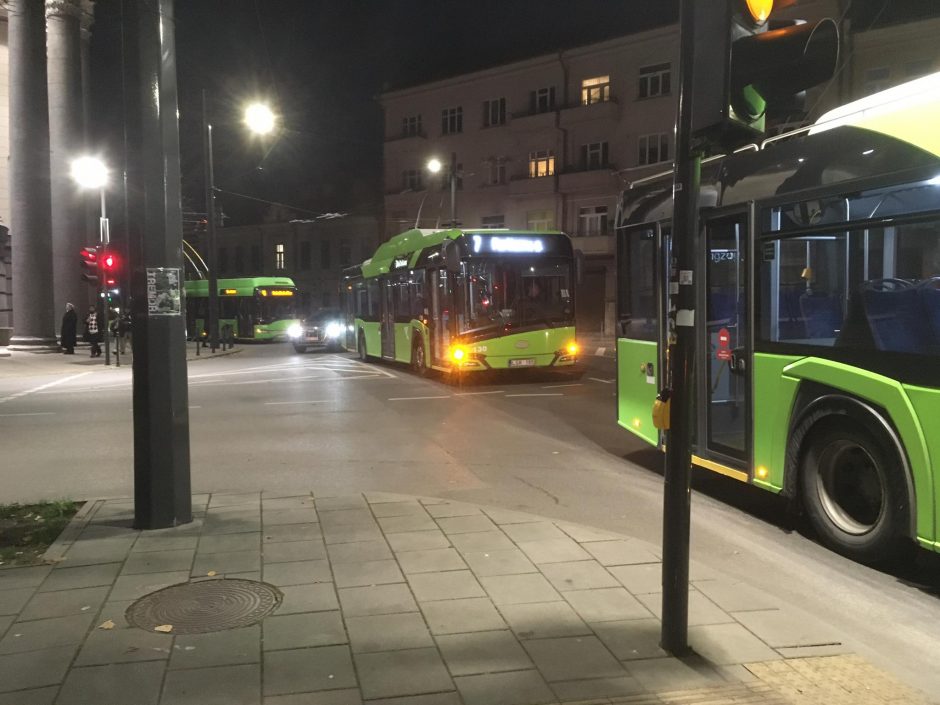 Chaosas Kauno centre – nutįso troleibusų eilė, sustojo eismas