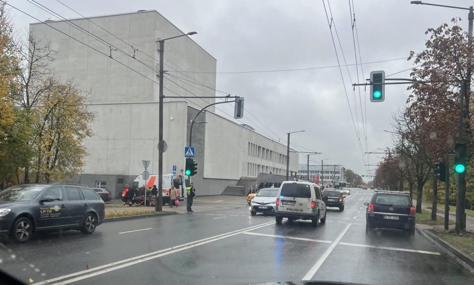 Nelaimių virtinė Kaune nesibaigia: nukentėjo per perėją ėjęs vaikas