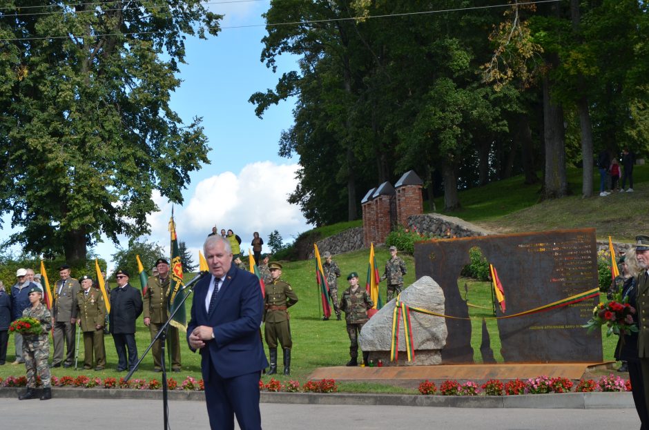 J. Lukšos siluetas – geležinėje uždangoje