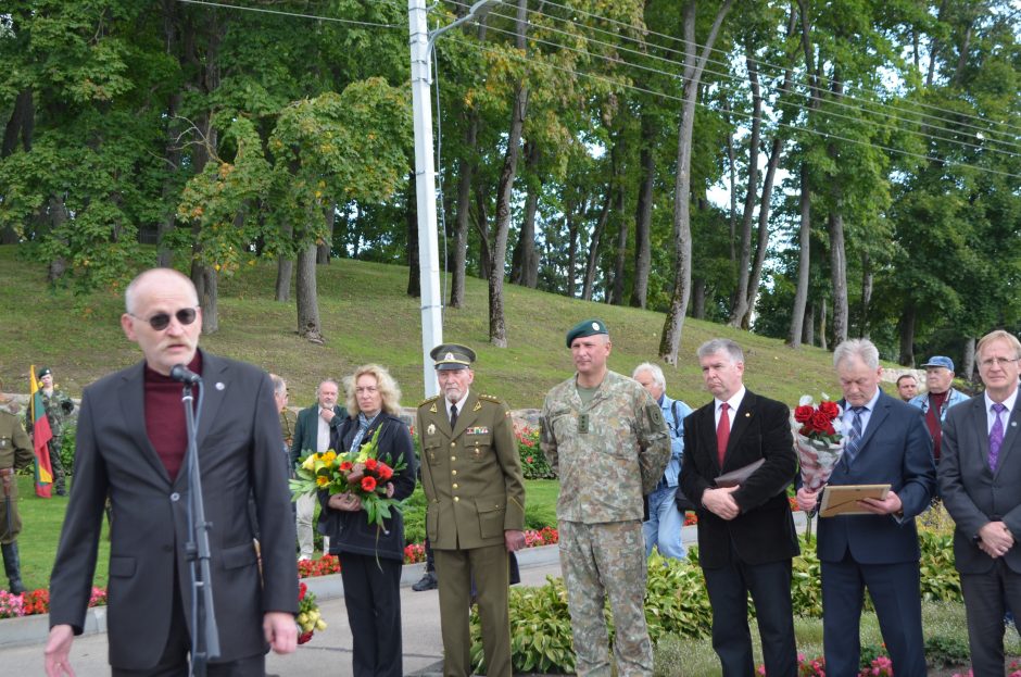 J. Lukšos siluetas – geležinėje uždangoje