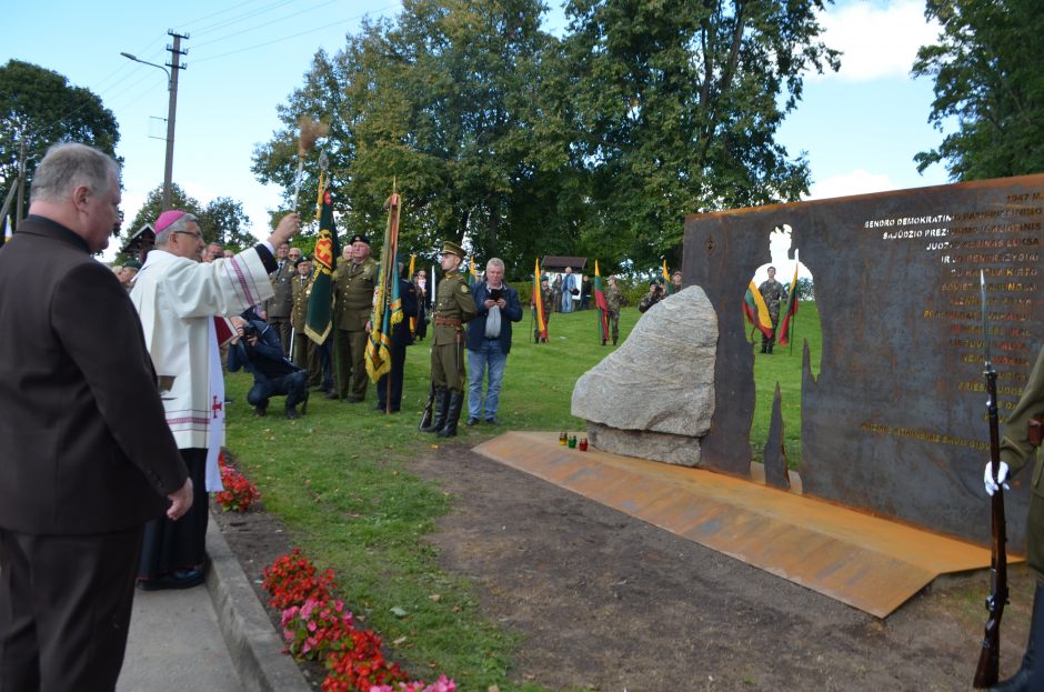 J. Lukšos siluetas – geležinėje uždangoje