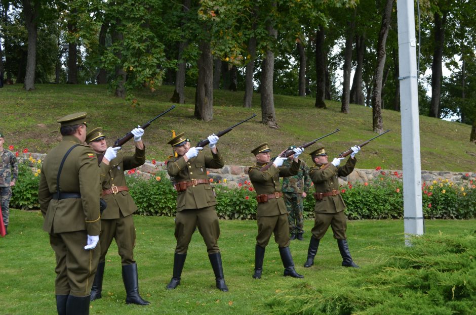 J. Lukšos siluetas – geležinėje uždangoje