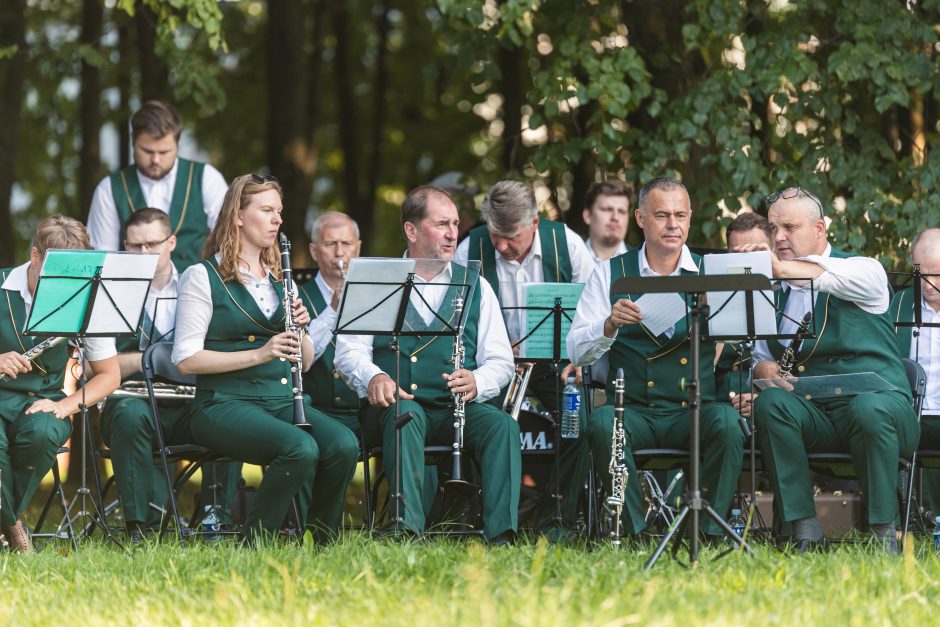 Scena vos atlaikė šokėjų trepsėjimą