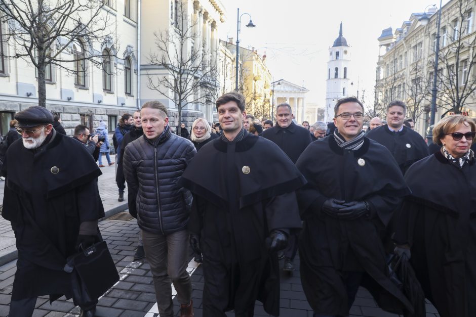 Piktinasi diskriminacija: teisėjai ir prokurorai jau skiepijami nuo COVID-19, o advokatai – ne