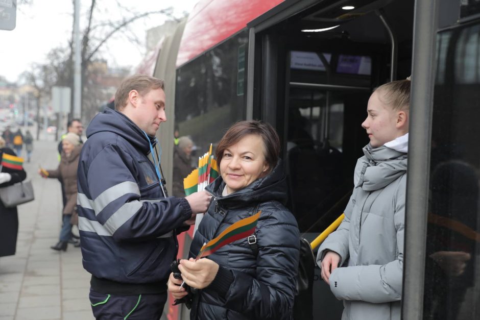 Vasario 16-ąją iš sostinės kontrolierių rankų –  patriotinės dovanėlės