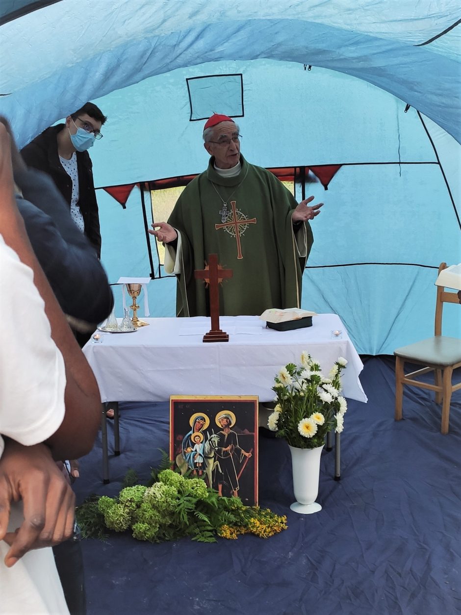 Kardinolas A. J. Bačkis svajoja, kad prieglobsčio prašytojai dirbtų, o jų vaikai lankytų mokyklas