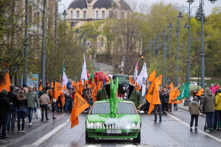 Vilniuje paminėta Fiziko Diena: šventės simbolis Dinas Zauras kvietė į eiseną Gedimino prospektu