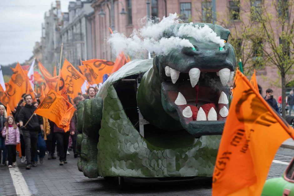 Vilniuje paminėta Fiziko Diena: šventės simbolis Dinas Zauras kvietė į eiseną Gedimino prospektu