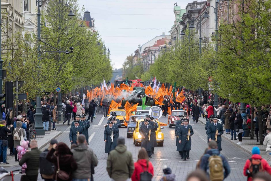 Vilniuje paminėta Fiziko Diena: šventės simbolis Dinas Zauras kvietė į eiseną Gedimino prospektu