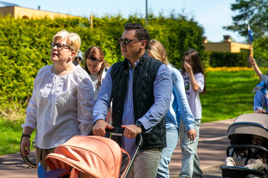 Pasaulinei mamų psichikos sveikatos dienai paminėti skirta eisena sutraukė per 1 tūkst. dalyvių