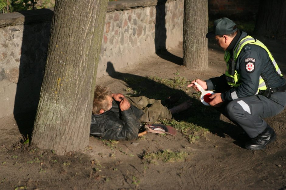 Vasarą parkus užtvindo benamiai: čia ateiname išgert, „bambalių“ surinkt