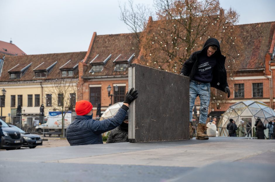 Intensyvus veiksmas Rotušės aikštėje: iki eglės įžiebimo lieka vos kelios dienos