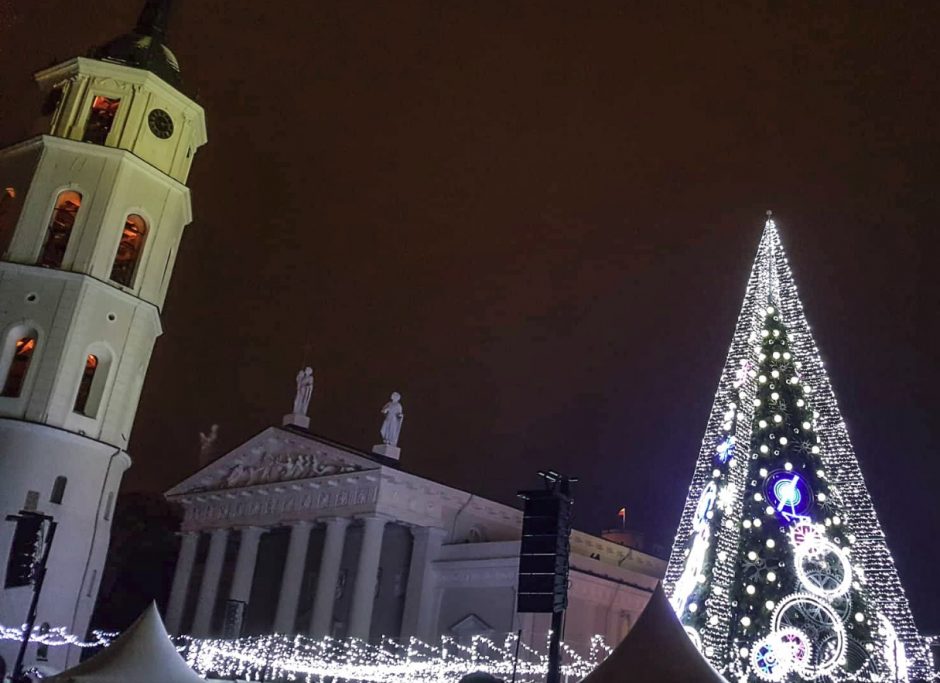 Katedros aikštėje suspindo stulbinanti Vilniaus Kalėdų eglė