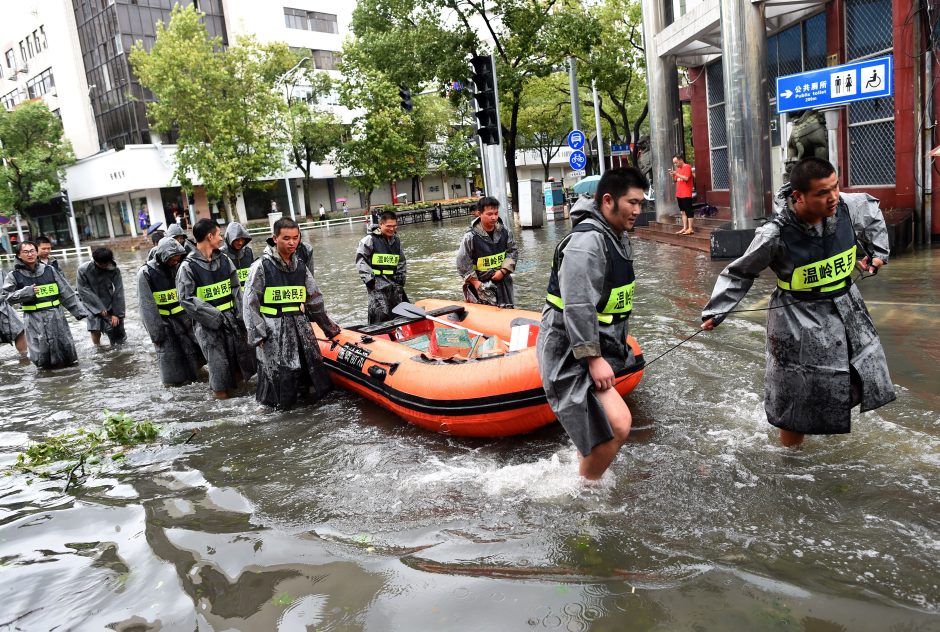 Taifūnas Kinijoje pareikalavo 33 gyvybių, dar šešiolika žmonių dingo