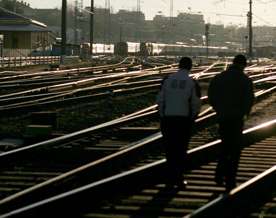 Incidentas geležinkelyje prie Kauno – pavojingos jaunuolių pramogos ar diversijos repeticija?