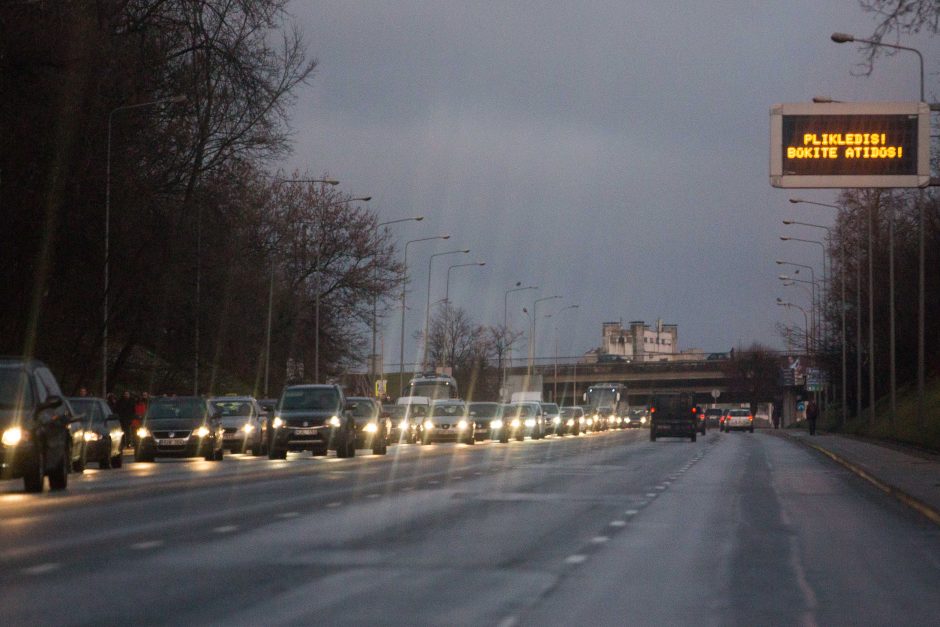 Įspėja apie sudėtingas eismo sąlygas: yra slidžių ruožų, naktį – plikledis ir rūkas