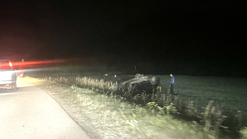 Klaipėdos rajone apvirtęs BMW išgąsdino vairuotojus