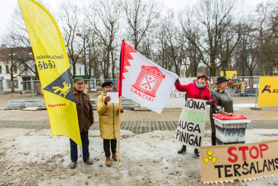 Prie Kauno savivaldybės šančiškiai surengė triukšmingą protestą