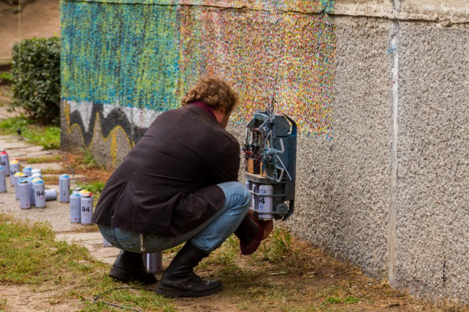 Freska ant Kauno daugiabučio: lietuvišką peizažą nupiešė robotas