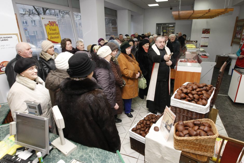 Prie palaimintos duonos nusidriekė eilė